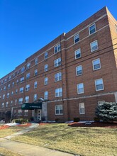 Kemper House in Shaker Heights, OH - Foto de edificio - Building Photo