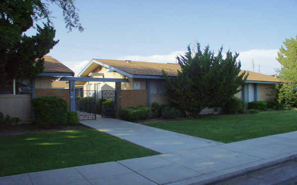 81-89 W Santa Ana Ave in Clovis, CA - Foto de edificio - Building Photo