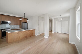 206 Byron St in Boston, MA - Foto de edificio - Building Photo