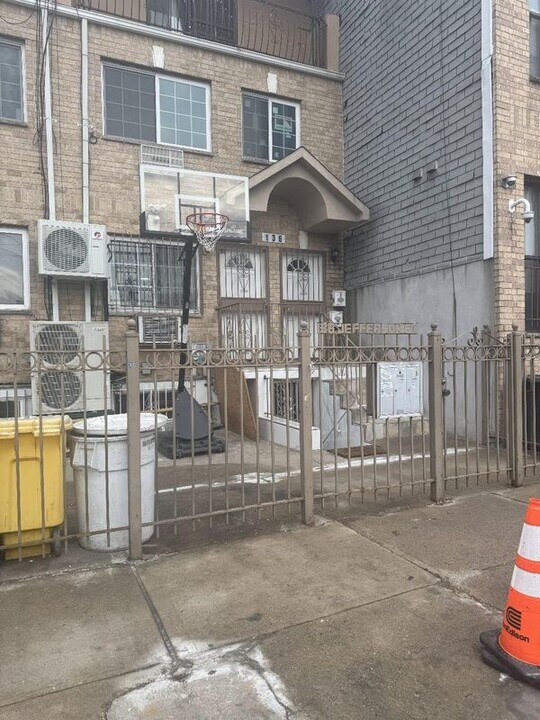 136 Jefferson St in Brooklyn, NY - Building Photo