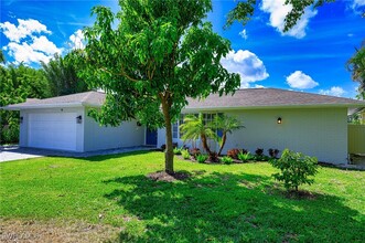 2294 Poinciana St in Naples, FL - Foto de edificio - Building Photo