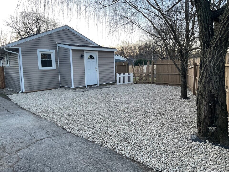 519 N Waukegan Rd in Lake Bluff, IL - Foto de edificio
