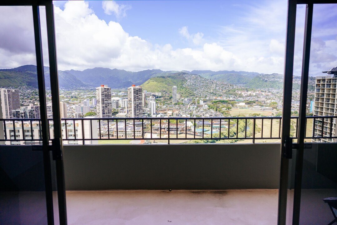2240 Kuhio Ave. in Honolulu, HI - Building Photo