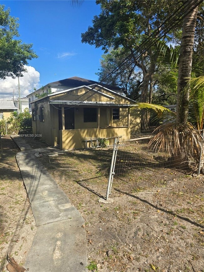 143 NW 69th St in Miami, FL - Foto de edificio - Building Photo