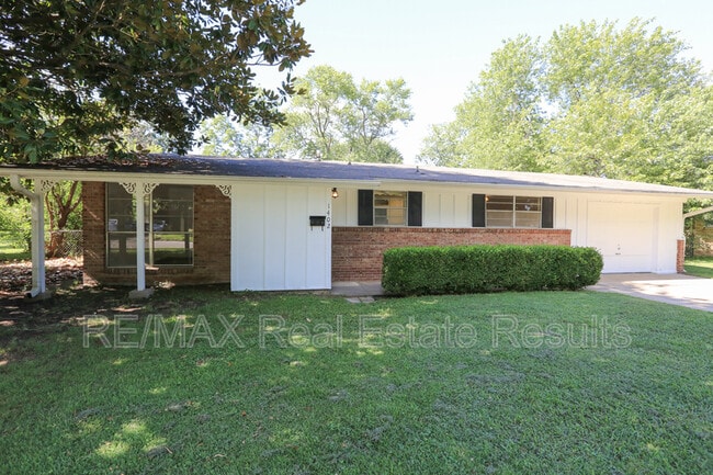 property at 1402 Lawrence Ave