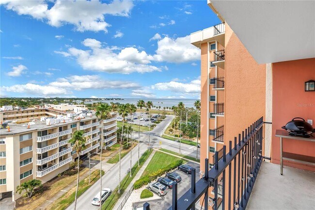 1120 N Shore Dr NE in St. Petersburg, FL - Building Photo - Building Photo