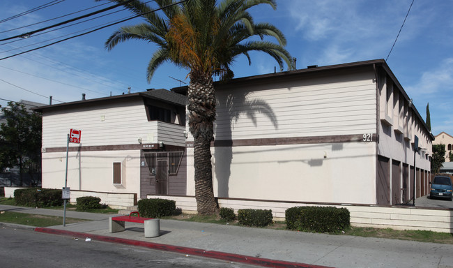 921-937 E 10th St in Long Beach, CA - Foto de edificio - Building Photo