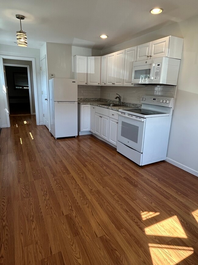 417 Briarwood Rd, Unit 1 in Massapequa, NY - Building Photo - Building Photo