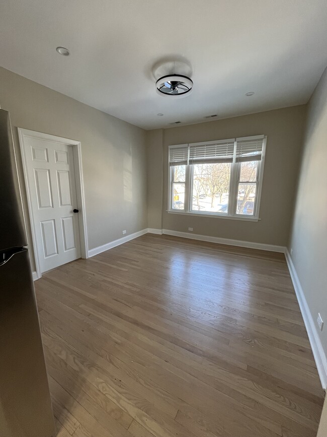 5857 W Byron St, Unit 2 in Chicago, IL - Building Photo - Building Photo