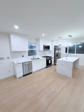 8315 Kittyhawk Ave in Los Angeles, CA - Foto de edificio - Building Photo