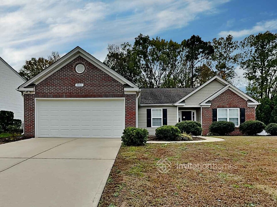 3811 Edgeview Dr in Indian Trail, NC - Foto de edificio