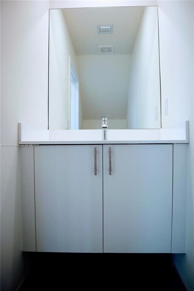 8118 NW 42nd St in Doral, FL - Building Photo - Building Photo