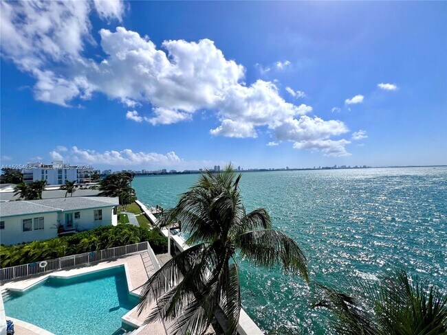 2000 Bay Dr, Unit 409 in Miami Beach, FL - Foto de edificio - Building Photo