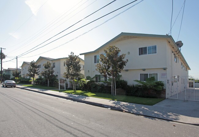 Newton Apartments in Bell, CA - Foto de edificio - Building Photo