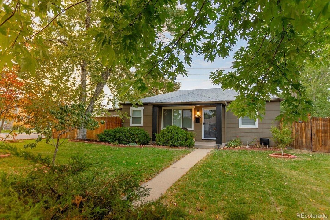 4801 E Missouri Ave in Denver, CO - Foto de edificio