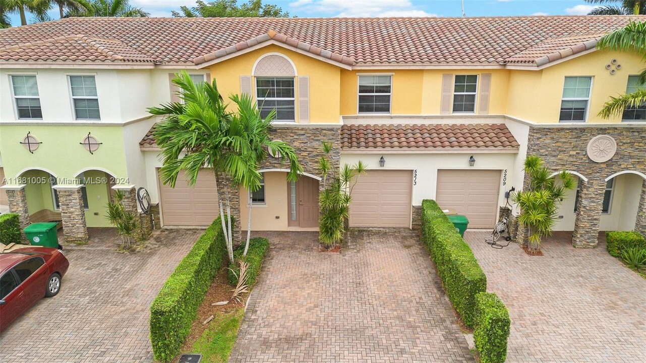 5213 SW 78th Ter in Davie, FL - Foto de edificio