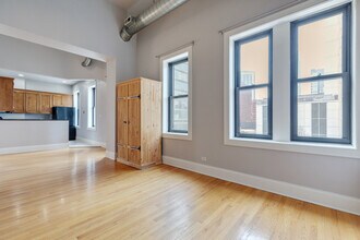 166 W Grand Ave in Chicago, IL - Building Photo - Building Photo