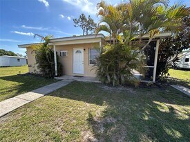 3108 Crestwood Dr in Port Charlotte, FL - Building Photo