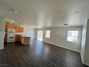 8226 Royal Lilly Ct in Las Vegas, NV - Building Photo - Building Photo