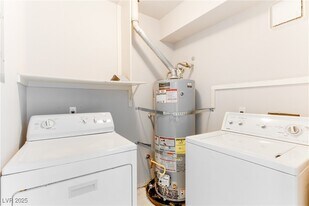 4672 Krissylouise Way in Las Vegas, NV - Building Photo