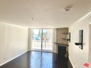 7320 Hawthorn Ave in Los Angeles, CA - Building Photo - Building Photo