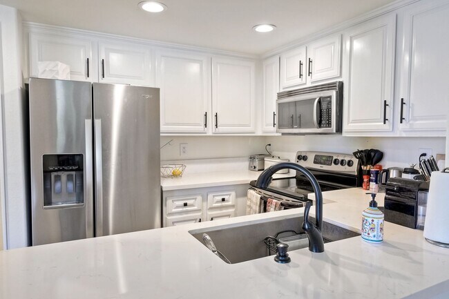 3979 Nobel Dr in San Diego, CA - Building Photo - Building Photo