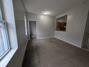 212-216 Lyman St, Unit 2L in Holyoke, MA - Foto de edificio - Building Photo