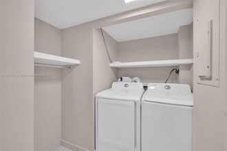 2333 Brickell Ave in Miami, FL - Building Photo - Building Photo