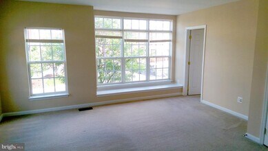 19263 Winmeade Dr in Leesburg, VA - Building Photo - Building Photo