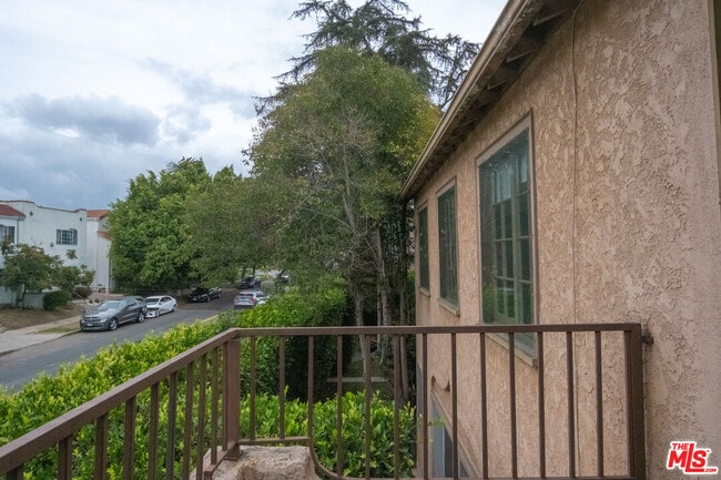 5112 Edgewood Pl in Los Angeles, CA - Building Photo - Building Photo