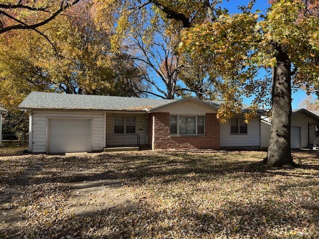 1935 S Wedgewood Ave in Springfield, MO - Building Photo