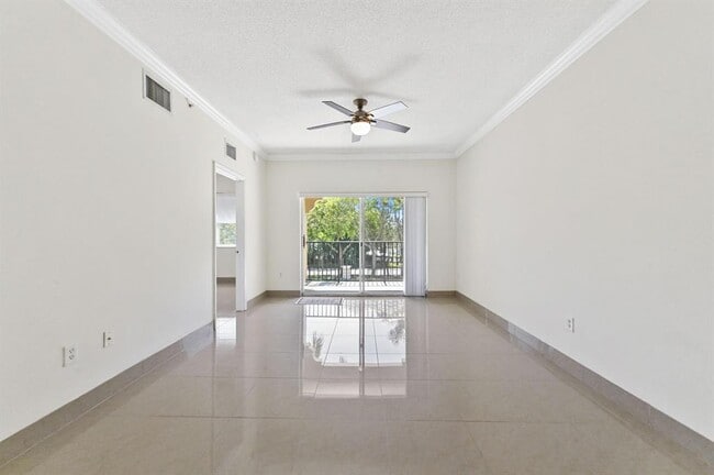 6020 W Sample Rd, Unit 204 in Coral Springs, FL - Foto de edificio - Building Photo