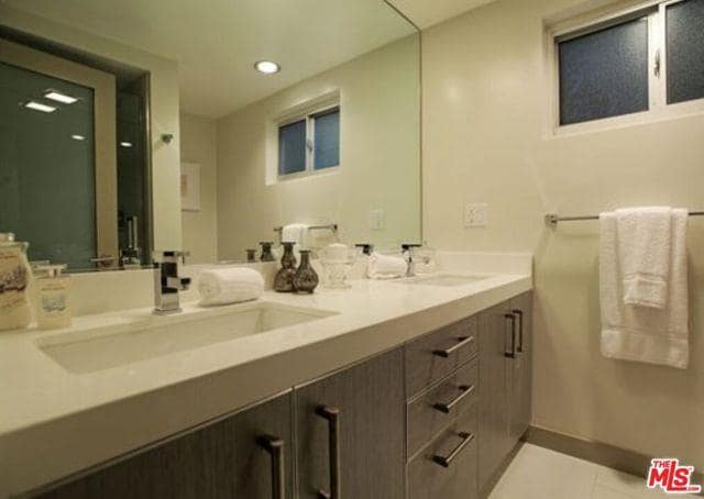 11657 Chenault St in Los Angeles, CA - Building Photo - Building Photo