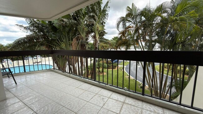 2000 Presidential Way in West Palm Beach, FL - Building Photo - Building Photo