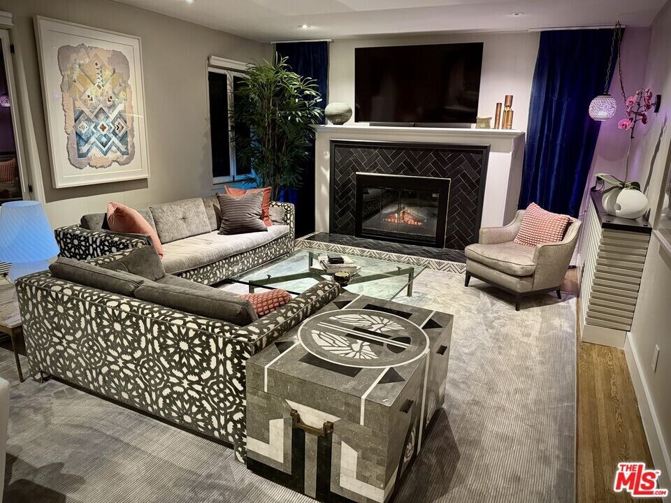 2066 Glencoe Way in Los Angeles, CA - Building Photo