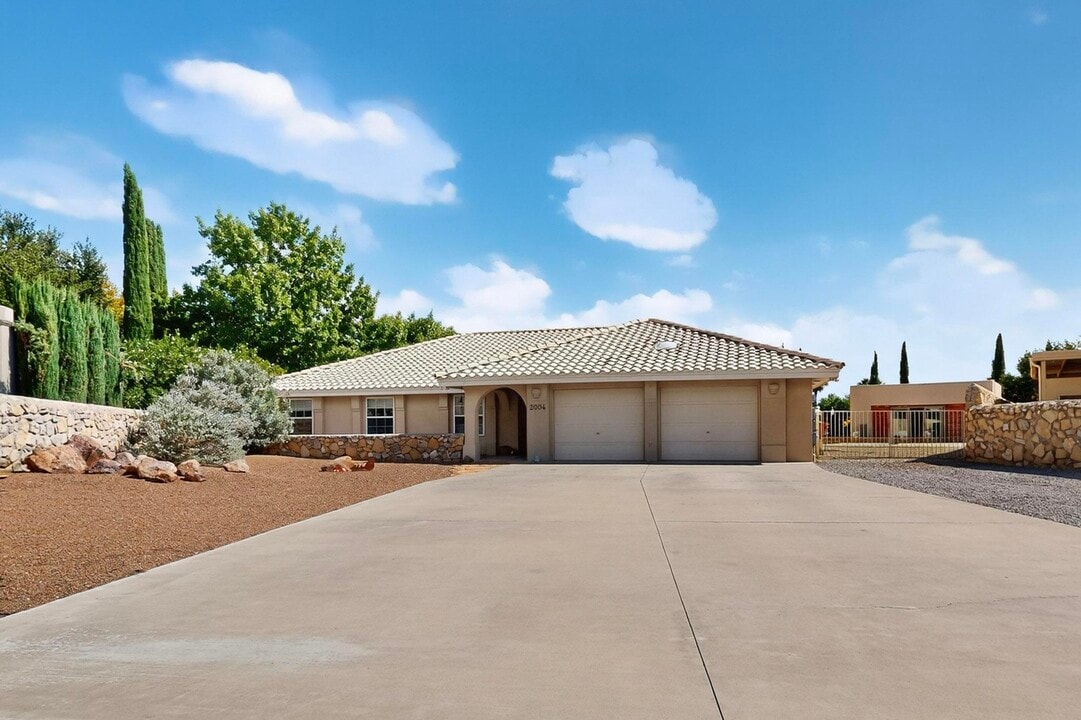 2004 Vista Lejano in Las Cruces, NM - Building Photo