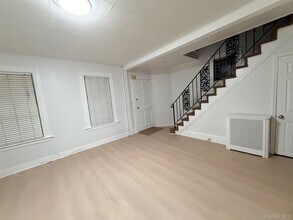 184 Cleveland Ave in Mineola, NY - Building Photo - Building Photo