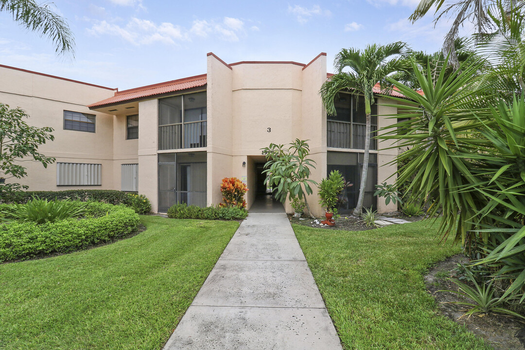 1999 NE Collins Cir in Jensen Beach, FL - Foto de edificio