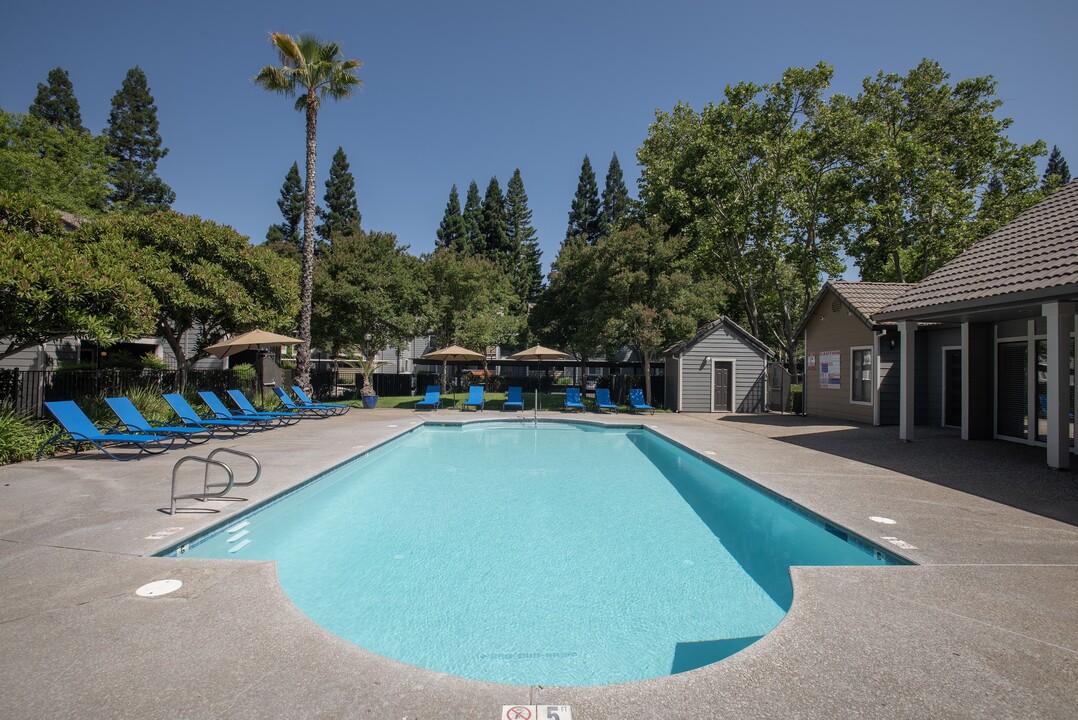 Bishop's Court Apartments in Rancho Cordova, CA - Building Photo