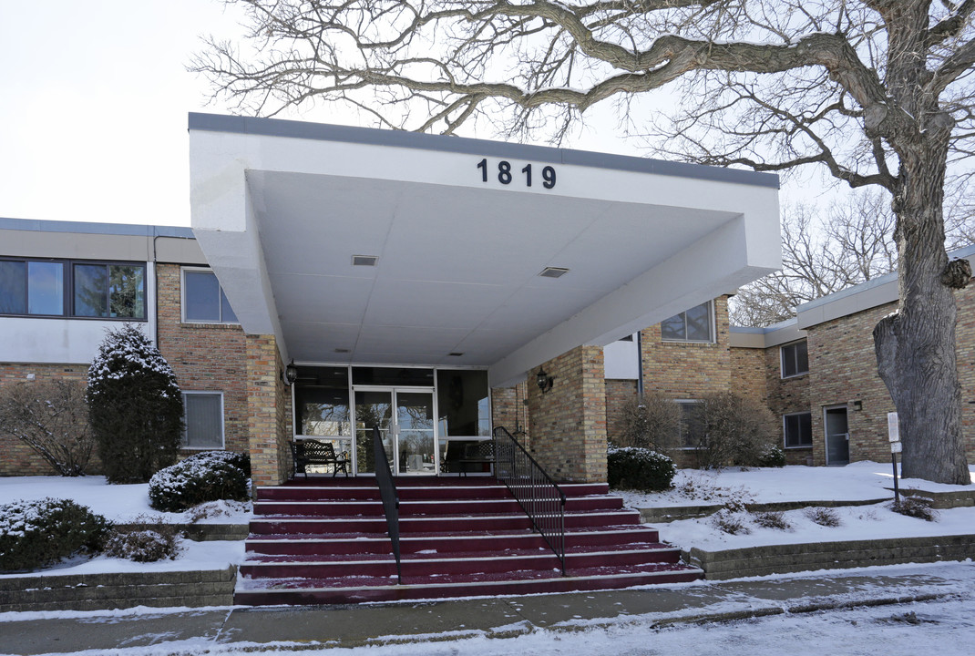 Woodland Apartments in Bloomington, MN - Building Photo