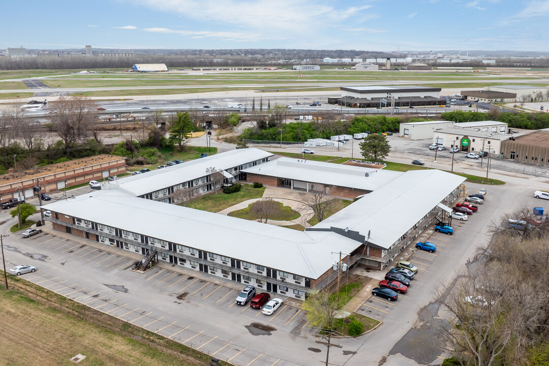 Holiday Apartments in Kansas City, MO - Building Photo