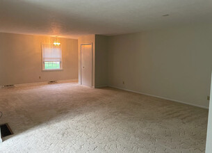 245 Greenview Dr, Unit 245 Private Suite in Aurora, OH - Building Photo - Building Photo