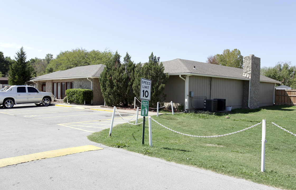 Rockwood Village in Tulsa, OK - Building Photo