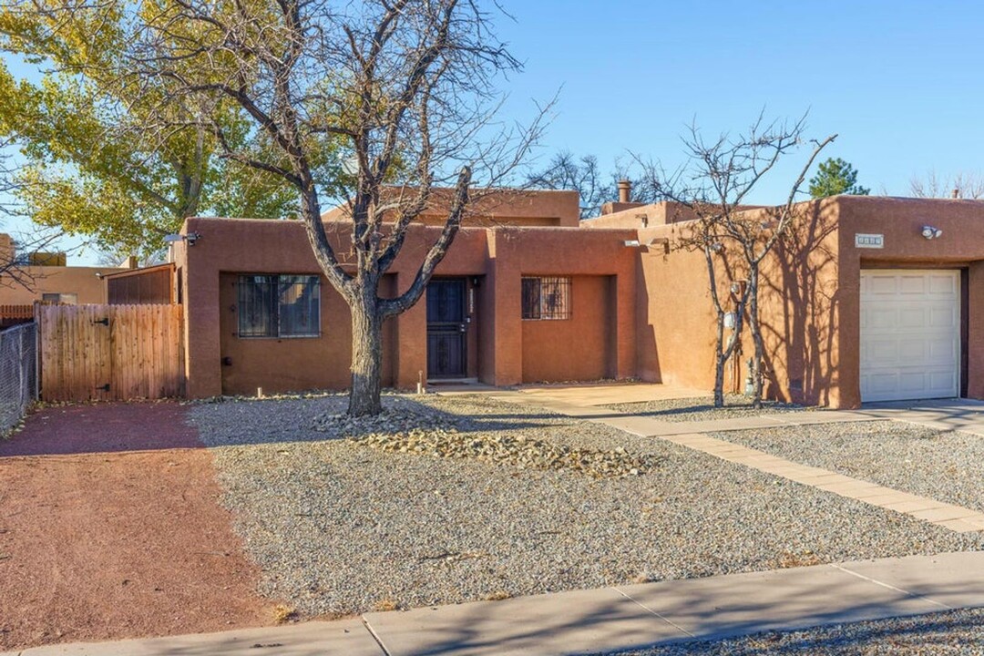 2827 Sol De Vida NW in Albuquerque, NM - Building Photo