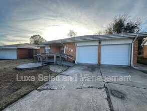 1020 SW 68th St in Oklahoma City, OK - Foto de edificio - Building Photo