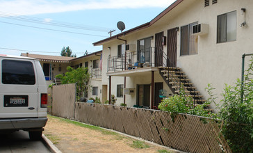 328 E Tujunga Ave in Burbank, CA - Building Photo - Building Photo