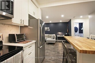 23 Scarletwood St in Hamilton, ON - Building Photo - Building Photo