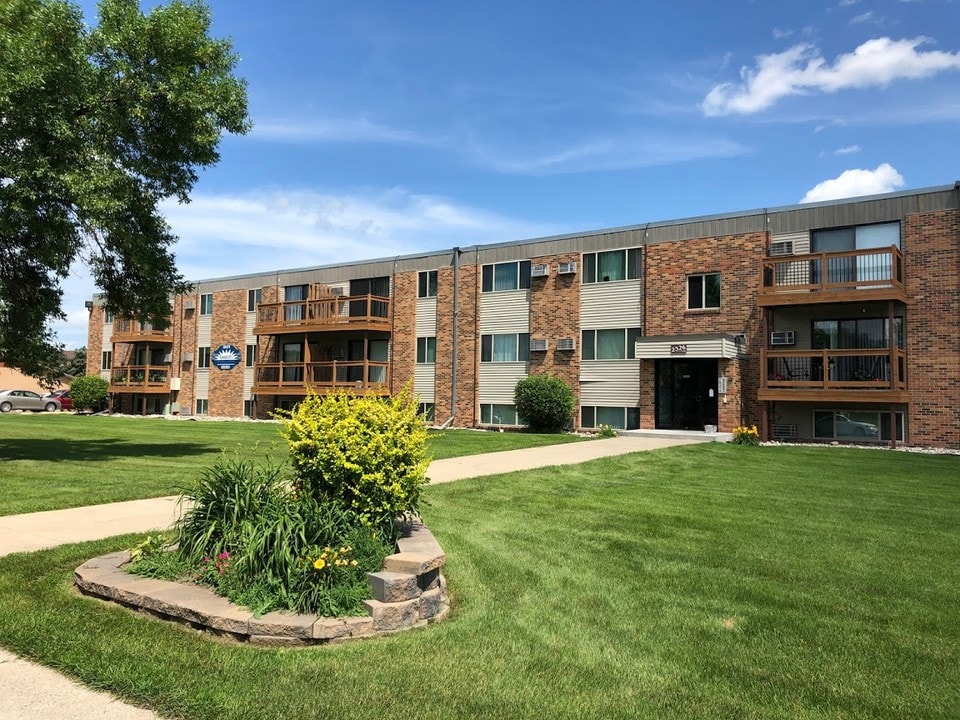 Summerset Apartments 1 & 2 in Fargo, ND - Building Photo