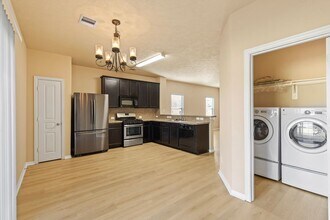 7014 Hazelnut Ln in Baytown, TX - Building Photo - Building Photo