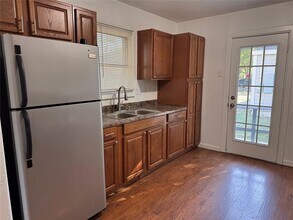 1920 Pembroke St in Irving, TX - Building Photo - Building Photo